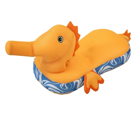 Ein orangefarbener, aufblasbarer Seepferdchen-Pool-Schwimmer mit blau-weißem Wellenmuster am Rand.