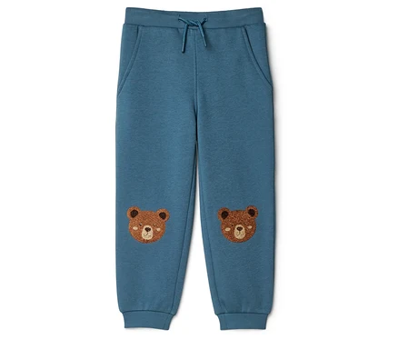 Türkise Kinder-Jogginghose mit Kordelzug, Taschen und zwei gestickten braunen Bärengesichtern auf den Knien.
