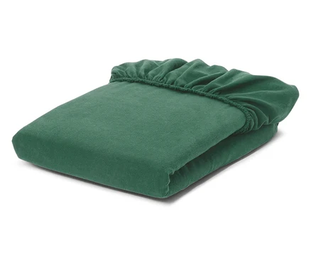 Gefaltetes, smaragdgrünes Spannbettlaken mit elastischen Kanten, auf einem weißen Hintergrund.