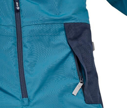 Nahaufnahme eines blauen Kleidungsstücks mit dunkelblauen Einsätzen und Reißverschlüssen, darunter ein vertikaler Frontreißverschluss und eine Reißverschlusstasche.