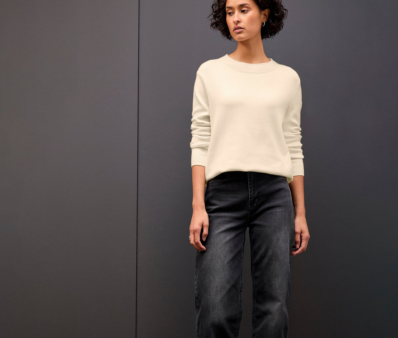 Frau trägt einen beigen Street One Strickpullover mit Rollkante.