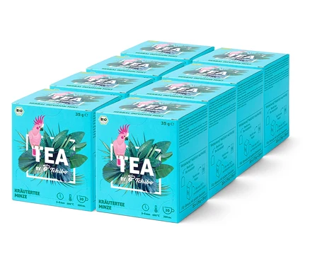 Mehrere Packungen Kräutertee Minze von Tchibo sind in einer Reihe angeordnet.