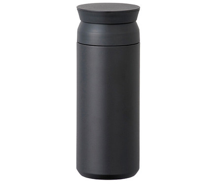 Eine graue, zylindrische Thermosflasche mit einem Deckel steht auf einem weißen Hintergrund.