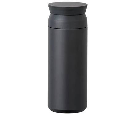 Eine graue, zylindrische Thermosflasche mit einem Deckel steht auf einem weißen Hintergrund.