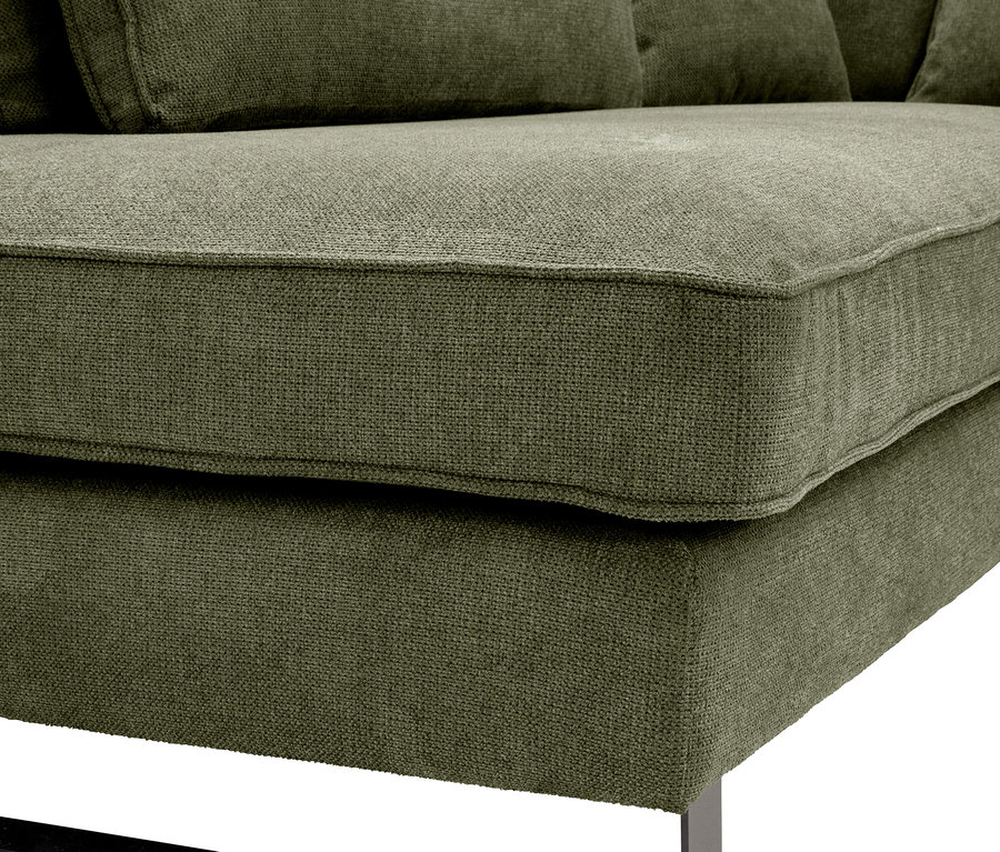 Nahaufnahme eines olivgrünen Sofas mit schwarzen Metallbeinen.
