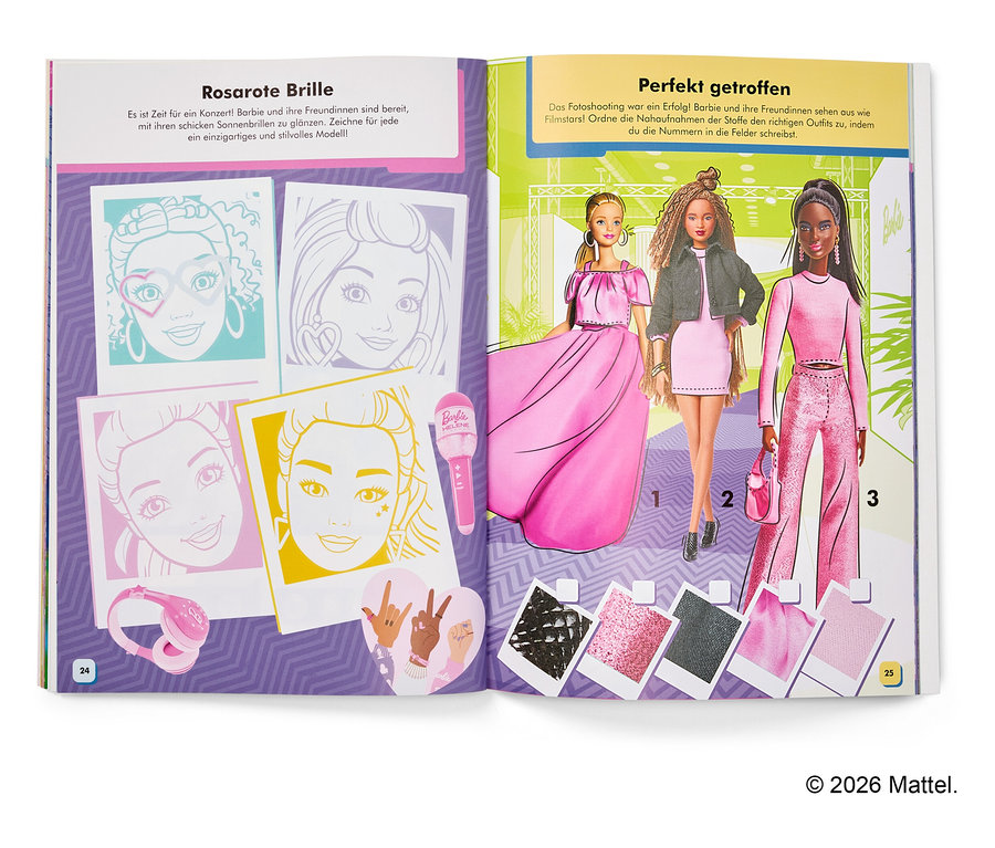 Ein aufgeschlagenes Barbie-Aktivitätsbuch zeigt Zeichnungen von drei Barbie-Puppen und Accessoires zum Ausmalen.