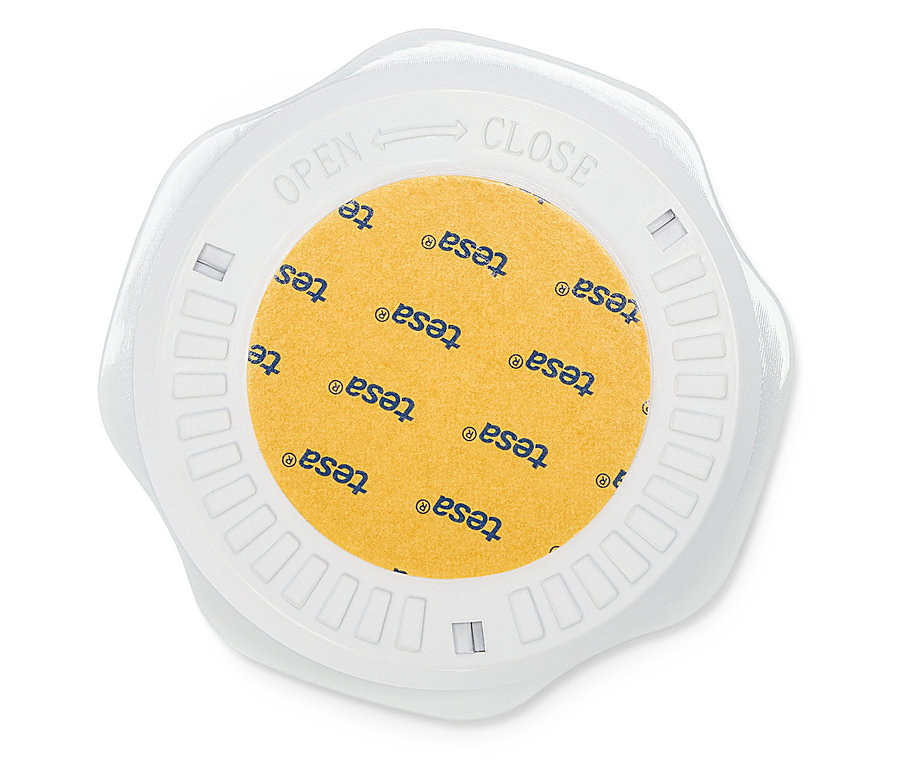 Draufsicht auf eine runde, weiße Tesa Klebefilm-Box mit gelbem Klebefilm, der mit dem Tesa-Logo bedruckt ist.
