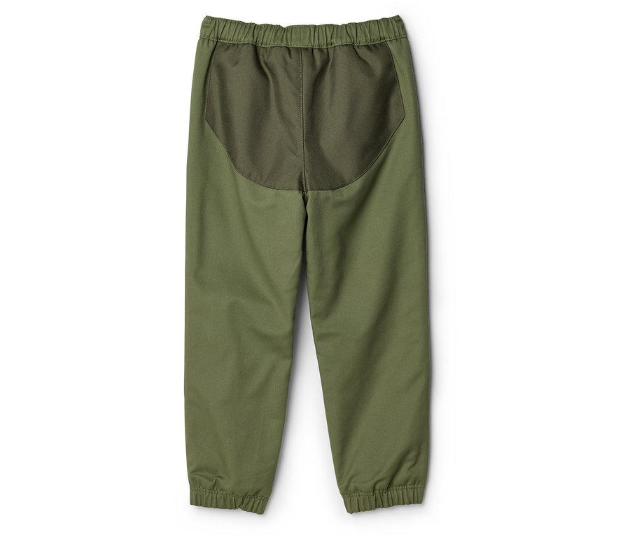 Grüne Hose mit Gummibund und Beinabschlüssen, sowie einem dunkleren, halbkreisförmigen Einsatz am oberen Rücken.
