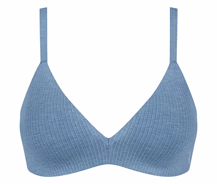 Ein hellblauer gerippter Bralette mit weichen Cups und dünnen Trägern.