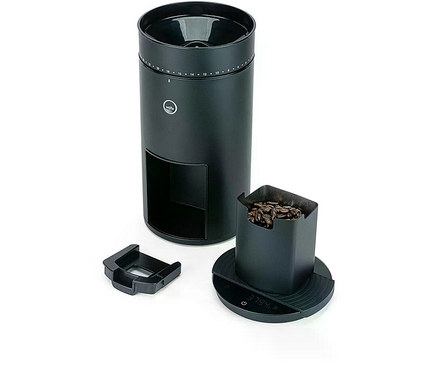 Eine schwarze Wilfa-Kaffeemühle mit Bohnenbehälter, Auffangbehälter und digitaler Waage.