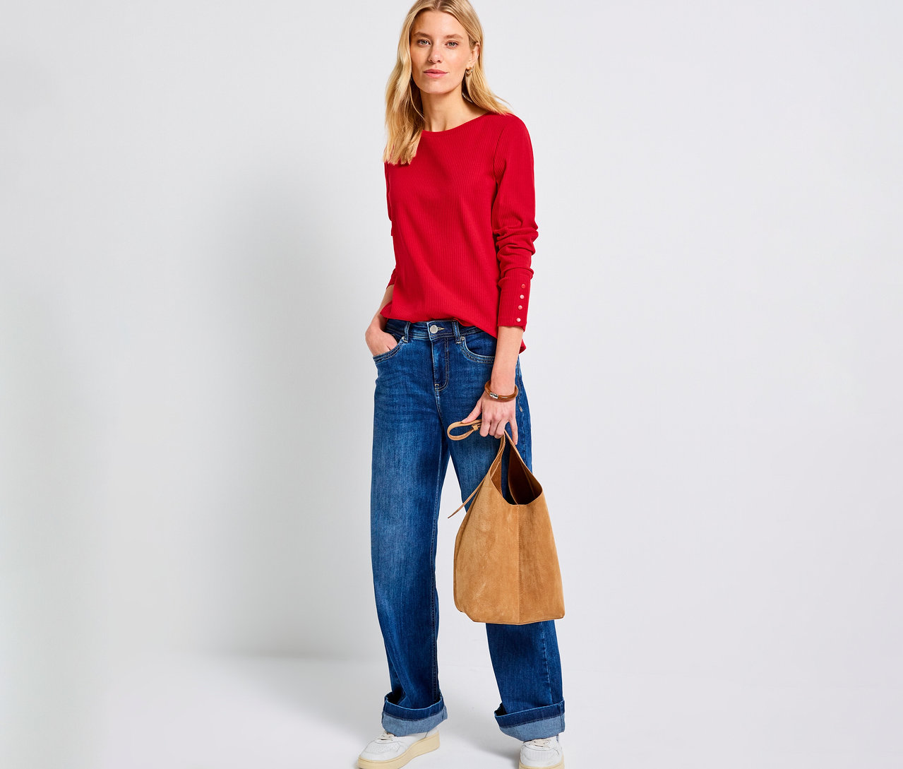 Frau mit Street One Rippshirt, rot, Jeans und Tasche.