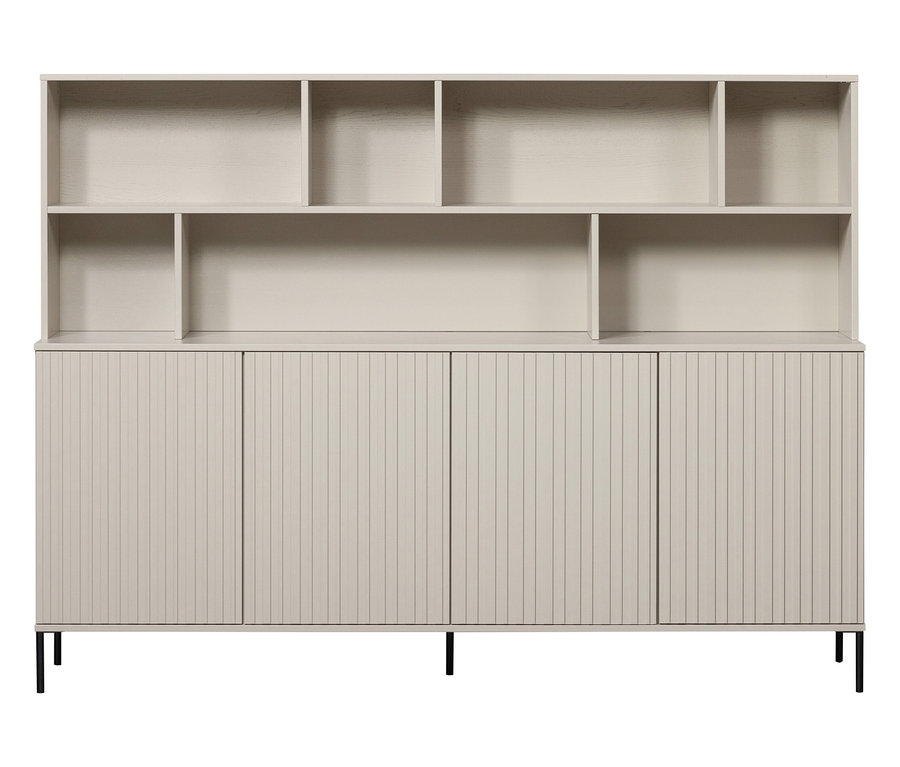 Der Woood »New Gravure« Wandschrank in hellem Holz hat vier Türen mit vertikalen Rillen und offene Regalfächer.
