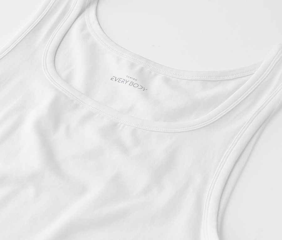 Nahaufnahme eines weißen Tanktops.