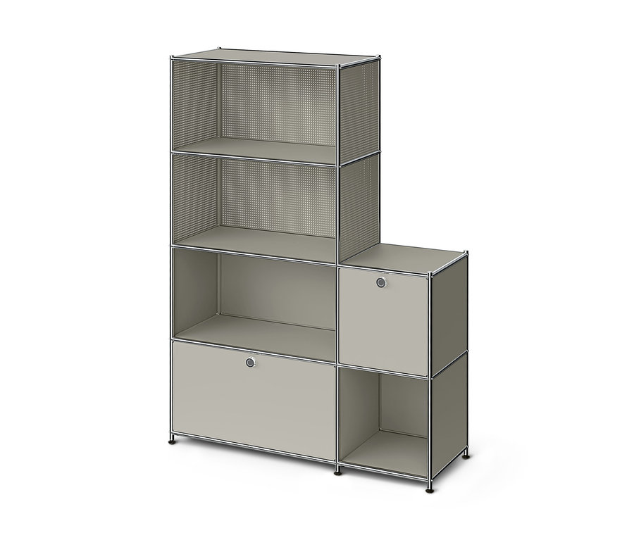 Ein L-förmiges, modulares Regal in Hellgrau mit Chromrahmen. Der höhere linke Teil hat zwei offene Regale mit perforierten Seiten, ein offenes Regal mit massiven Seiten und einen geschlossenen Schrank mit Griff. Der kürzere rechte Teil hat einen geschlossenen Schrank mit Griff und ein offenes Regal darunter.