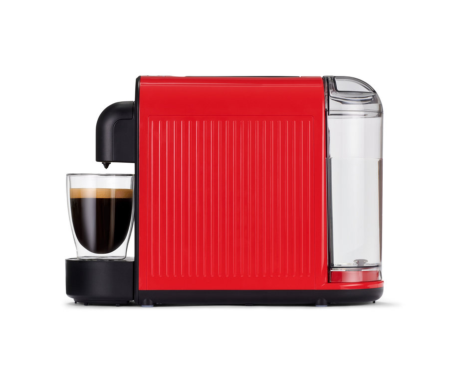 Die rote Cafissimo now red Kaffeemaschine mit einer Tasse Kaffee steht auf einem weißen Untergrund.