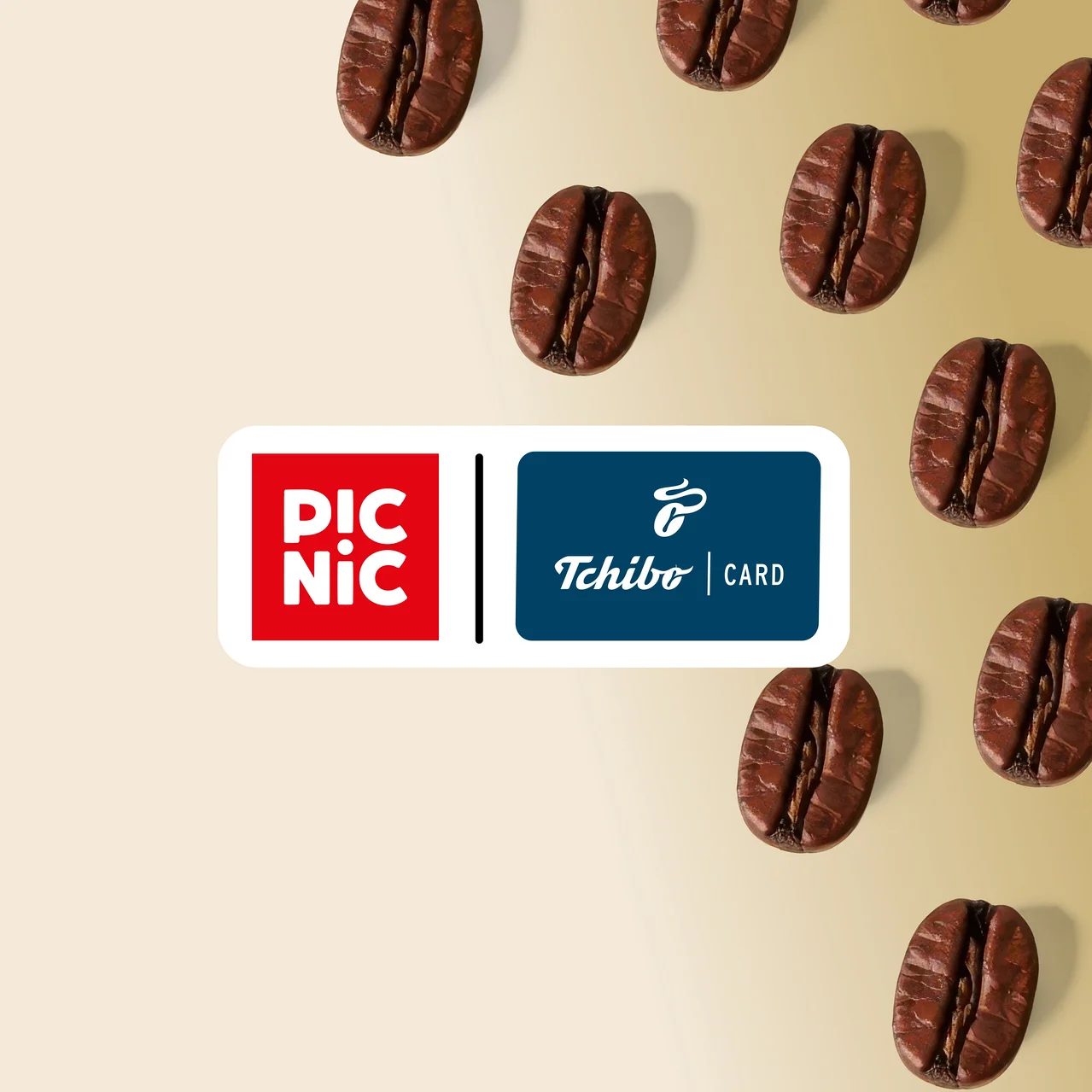 Hintergrund mit verstreuten Kaffeebohnen und einem weißen Rechteck mit den Logos von PIC NIC und Tchibo Card.