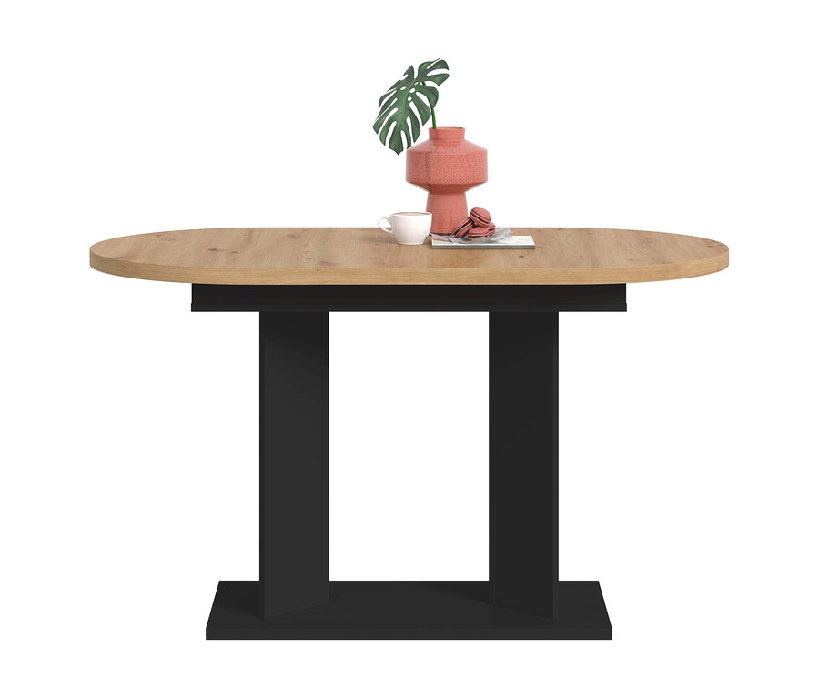 Ovaler xonox Esstisch »Victor« mit heller Holzplatte und schwarzem Sockel, dekoriert mit einer korallfarbenen Vase, einem grünen Blatt, einer weißen Tasse und rosa Macarons.