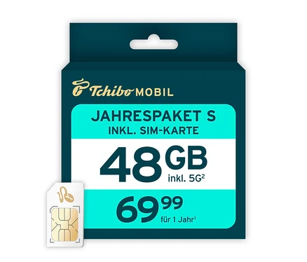 Tchibo Mobil Jahrespaket S mit SIM-Karte und 48 GB Datenvolumen in einer blaugrünen Verpackung, daneben eine SIM-Karte.