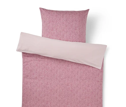 Rosa Bettwäsche-Set mit Blättermuster und hellrosa Umschlag.