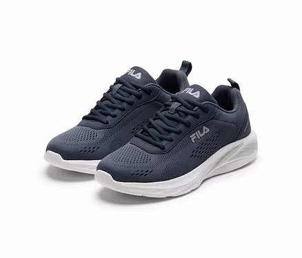 Ein Paar dunkelgraue Fila Sportschuhe mit weißen Sohlen und weißen Fila Logos auf weißem Hintergrund.