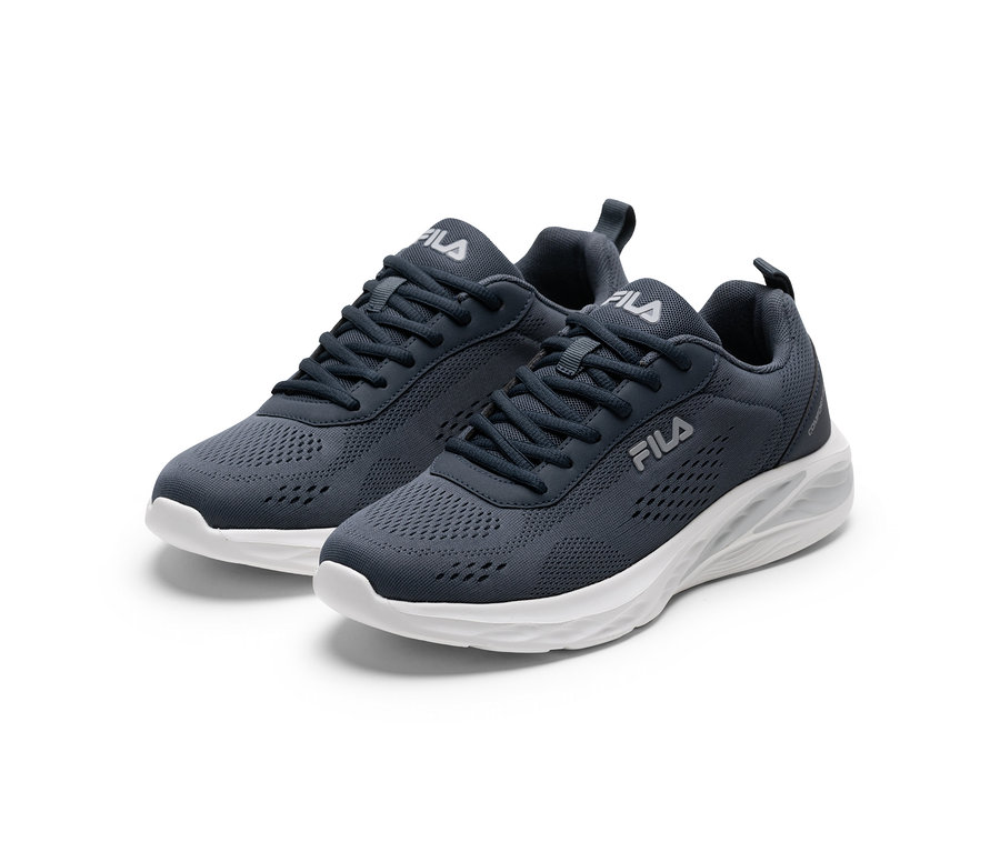 Ein Paar dunkelgraue Fila Sportschuhe mit weißen Sohlen und weißen Fila Logos auf weißem Hintergrund.