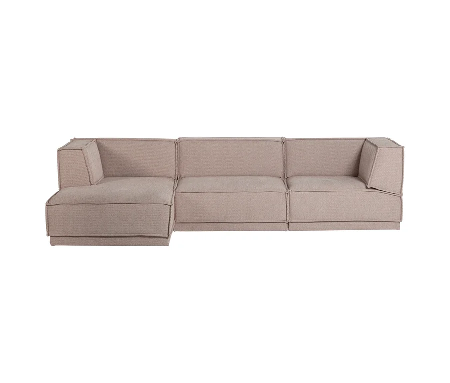 L-förmiges Modulsofa aus hellbeigem Stoff mit sichtbaren Nähten, mit einer Chaiselongue links und niedrigen Armlehnen.