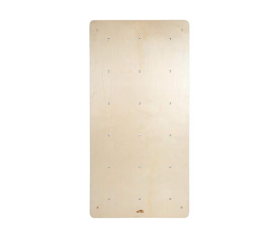 Helle, rechteckige small foot Kletterwand »Adventure« aus Holz mit abgerundeten Ecken und mehreren Metallbefestigungen für Klettergriffe.