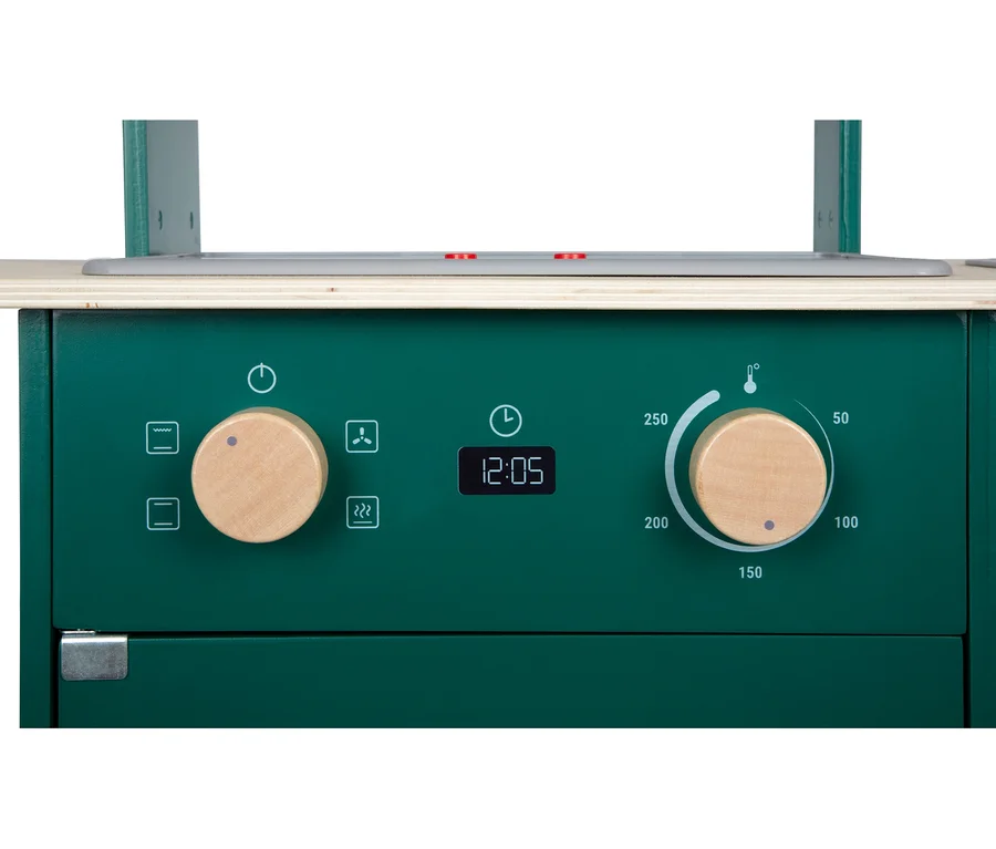 Dunkelgrüne Spielzeugofenfront mit zwei Holzknöpfen für Funktionen und Temperatur, digitaler Anzeige "12:05" und Temperaturregler von 50 bis 250 Grad.