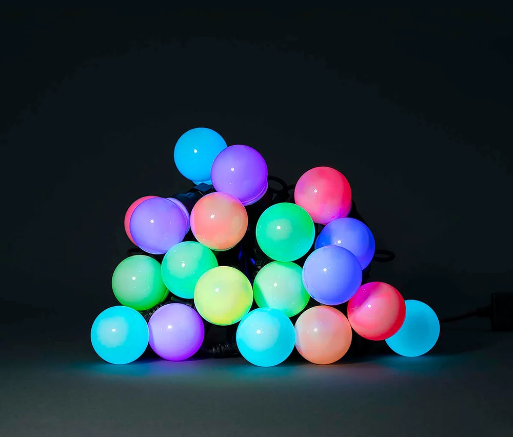 Haufen leuchtender, kugelförmiger Lichterketten in verschiedenen Farben wie Blau, Lila, Pink, Grün, Gelb und Orange auf dunklem Hintergrund.