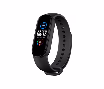 Nahaufnahme einer schwarzen Smartwatch mit schwarzem Armband, die die Uhrzeit 08:16 und Schrittinformationen anzeigt. Xiaomi Smartwatch »Mi Band 5«