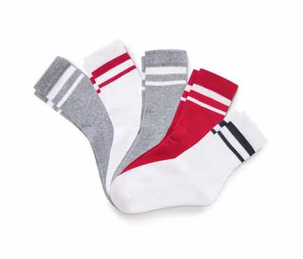 Fünf Socken liegen nebeneinander, mit Streifenmustern in Grau, Rot und Schwarz auf Weiß.