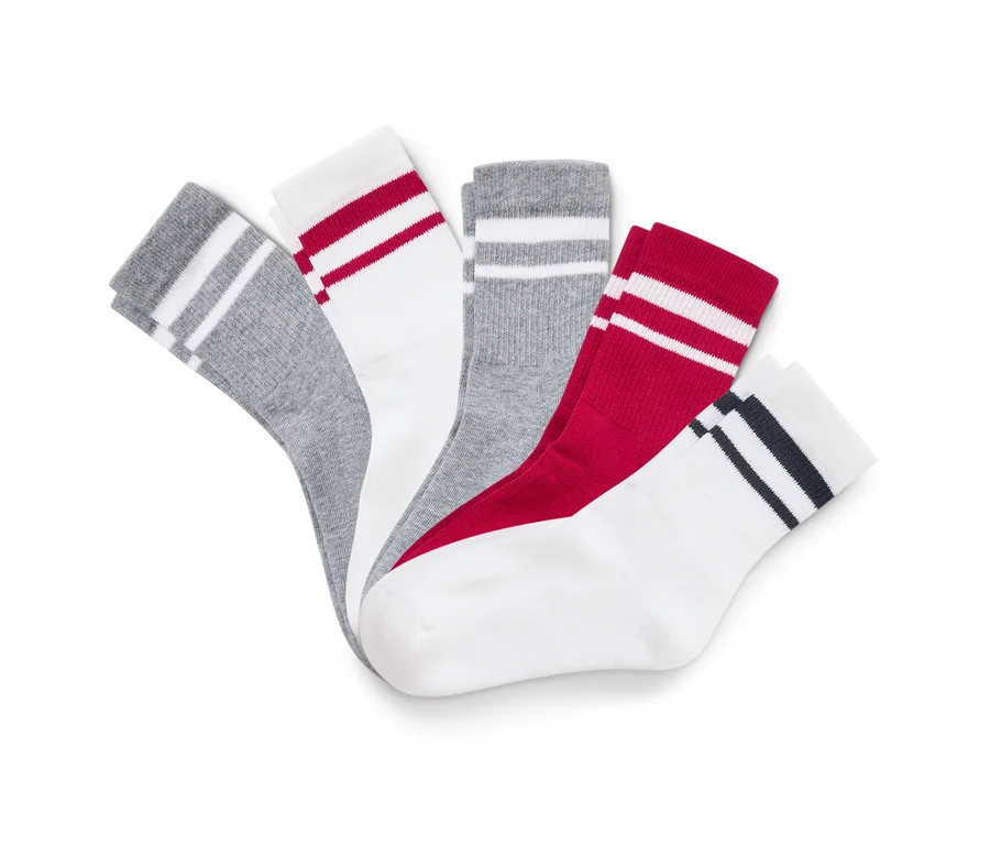 Fünf Socken liegen nebeneinander, mit Streifenmustern in Grau, Rot und Schwarz auf Weiß.