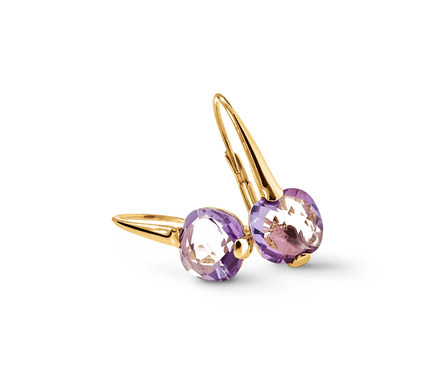 Zwei goldene Ohrhänger, 375 Gold, mit Amethysten liegen auf einem weißen Hintergrund.