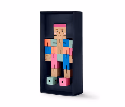 Hölzerne IQ-Puzzlefigur in Form einer Figur in einer blauen Schachtel.