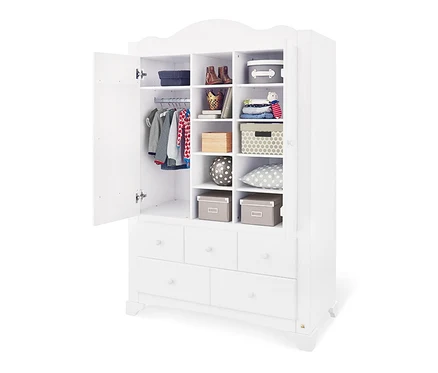 Weißes Pinolino Kinderzimmer mit offenem Kleiderschrank und Schubladen.
