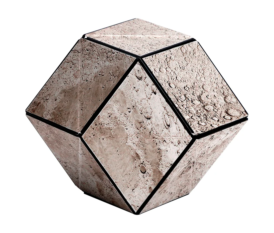 Ein geometrisches Objekt, das einem Polyeder ähnelt, dessen Flächen wie die Mondoberfläche texturiert sind, mit Kratern und felsigen Details, umrandet von schwarzen Kanten.
