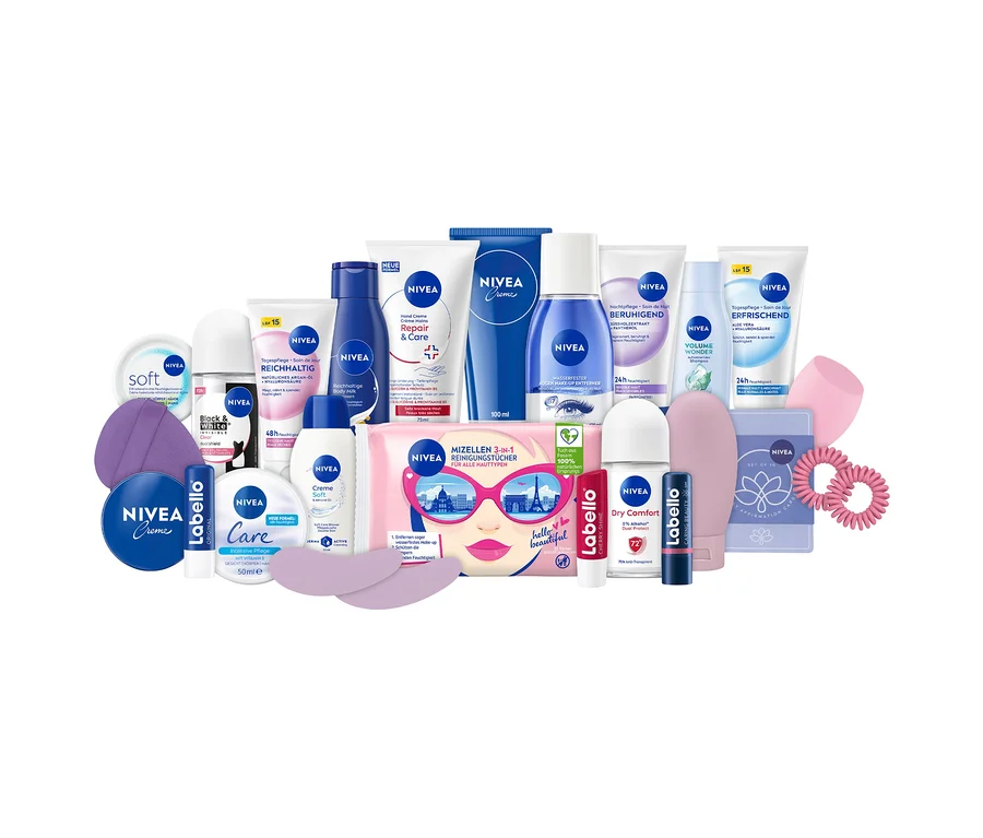 Eine Ansammlung von NIVEA Hautpflegeprodukten und Beauty-Accessoires, darunter Cremes, Lotionen, Deodorants, Labello Lippenbalsam, Reinigungstücher und ein Beauty-Schwamm, präsentiert als NIVEA Adventskalender.