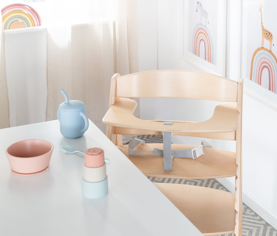 Ein roba Treppenhochstuhl »Sit Up Flex«, natur steht an einem Tisch mit einer Schüssel, einem Becher und einem Spielzeug.