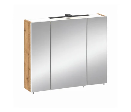 Ein dreitüriger Spiegelschrank mit weißer Oberseite, einer schwarzen Leuchte und einer hellbraunen Seitenwand in Holzoptik, auf kleinen dunklen Füßen.