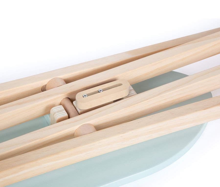 Detailansicht eines small foot Bügelbretts mit Holzrahmen und hellblauer Platte.