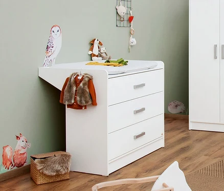 Kinderzimmer mit breiter, weißer Pinolino Wickelkommode »Viktoria« und Dekorationen.