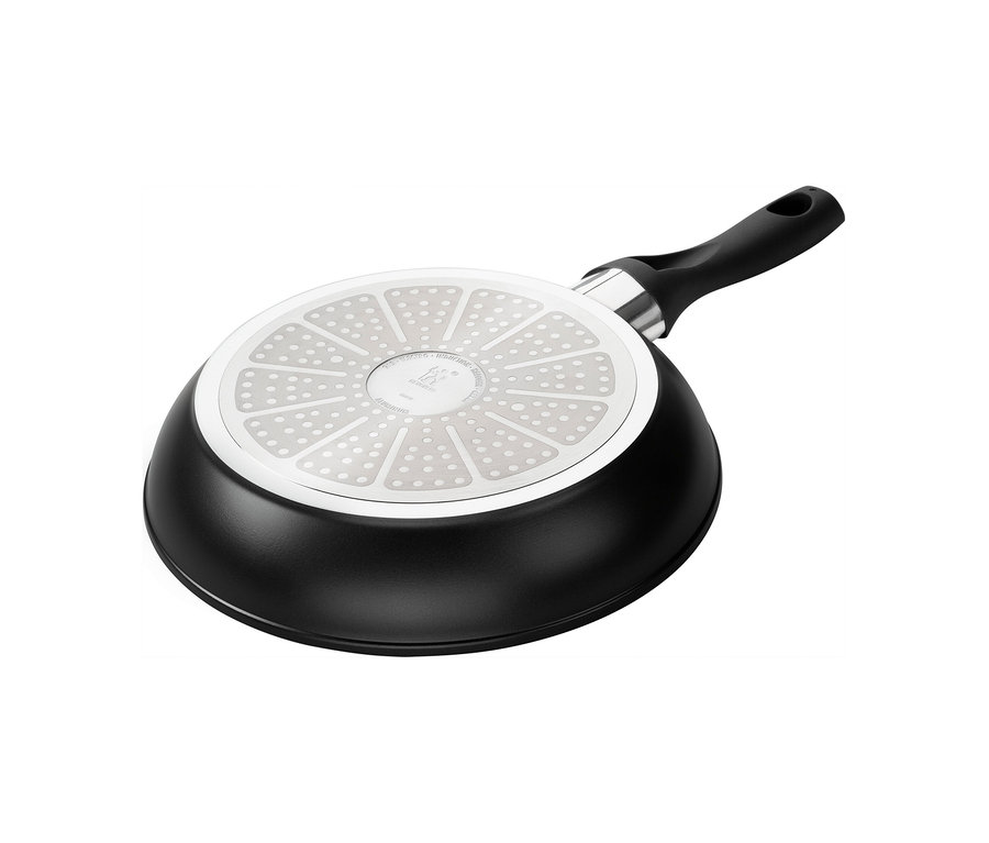 Schwarze Henckels by ZWILLING »Breeze« Bratpfanne, von unten sichtbar, mit silbernem Boden und schwarzem Griff.