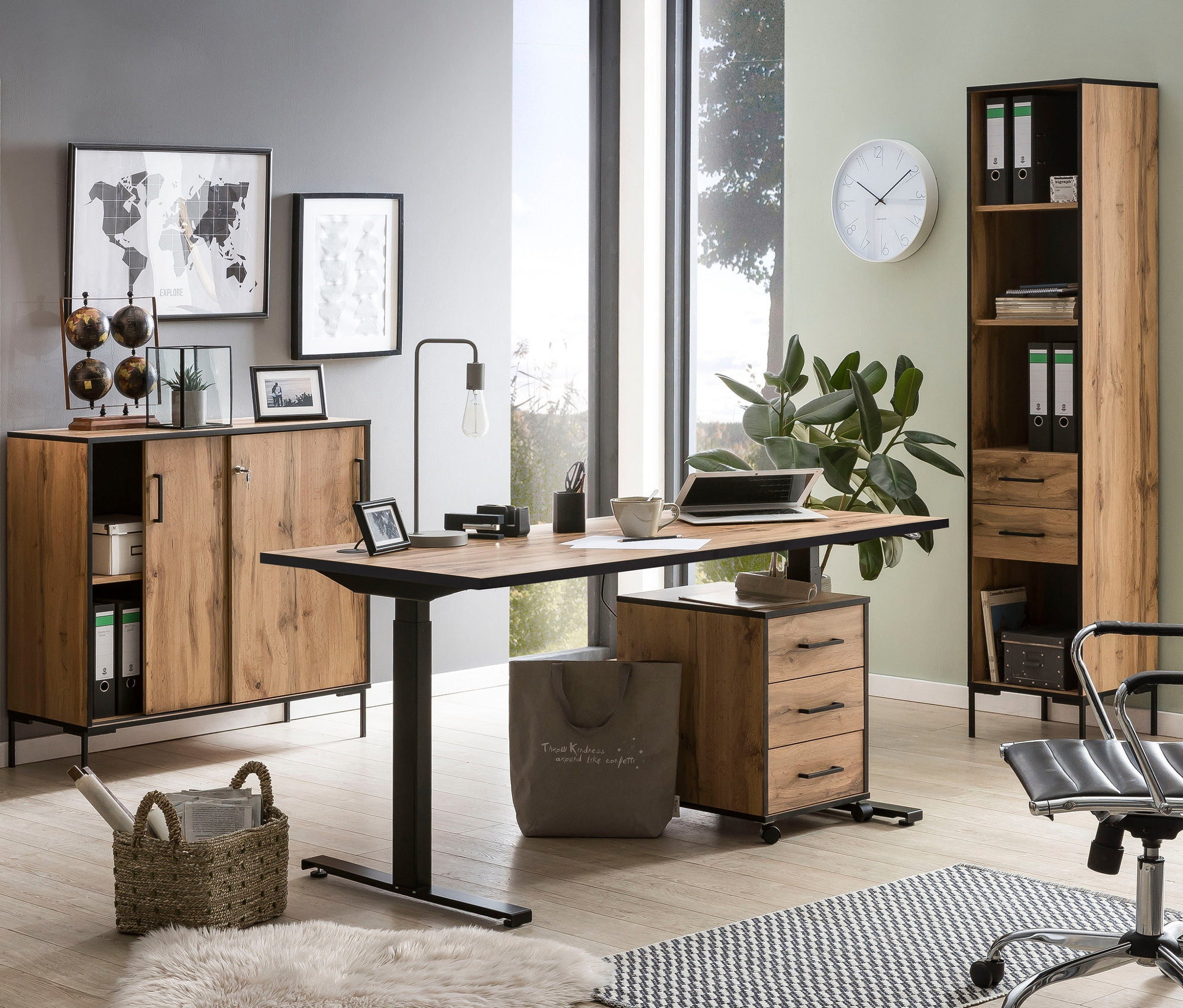 Büro-Set mit elektrisch höhenverstellbarem Schreibtisch »2000 1600«, 160 x 70,5 cm, Bürohochschrank »2000 H 400 R«, Schiebetürenschrank »2000 U 1000 ST«, Aktenschrank »2000 H650 T2« und Rollcontainer »2000«.