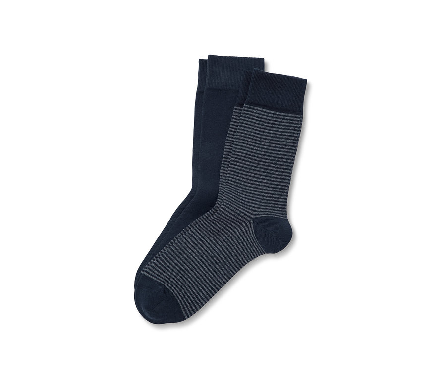 Zwei Paar Socken: ein Paar marineblau, das andere blau mit grauen Streifen.