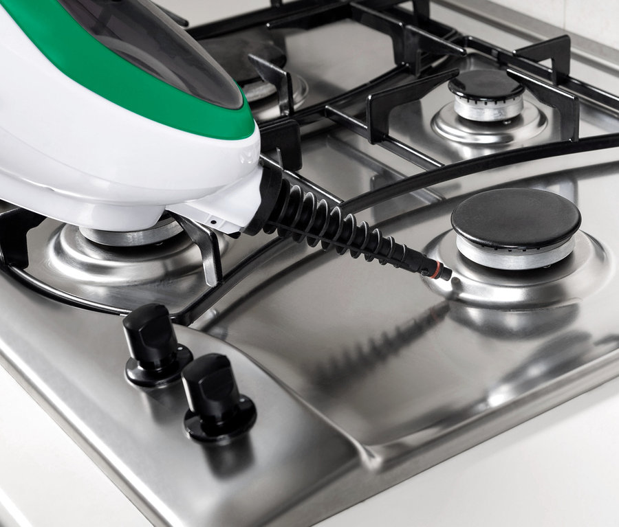 Detailaufnahme eines Multifunktionalen Dampfbesens auf Edelstahl.