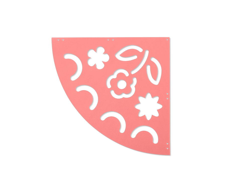 Nahaufnahme einer Straßenmalkreide-Schablone, die Ausschnitte von Blumen und Halbmondformen zeigt.