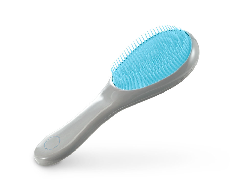 Eine Tier-Fellbürste mit grauem Griff und blauen Borsten auf weißem Hintergrund.