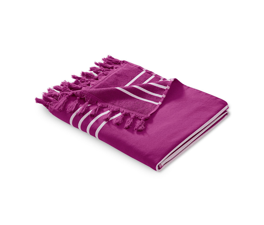 Ein XL-Hamam-Tuch, ca. 100 x 200 cm, in Fuchsia mit weißen Streifen und Fransen liegt gefaltet auf einem weißen Hintergrund.
