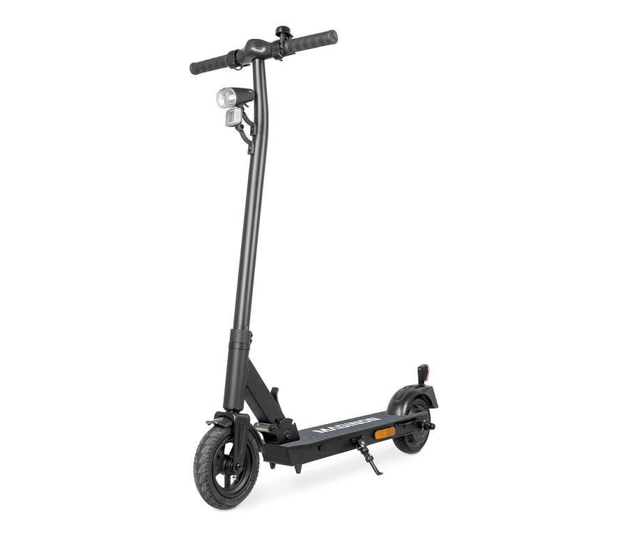 Ein schwarzer Maginon E-Scooter »Street One Plus« vor weißem Hintergrund.