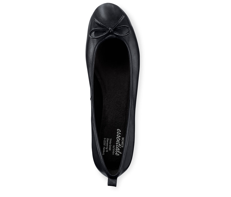 Detailaufnahme von oben von einem Paar Leder-Ballerinas.